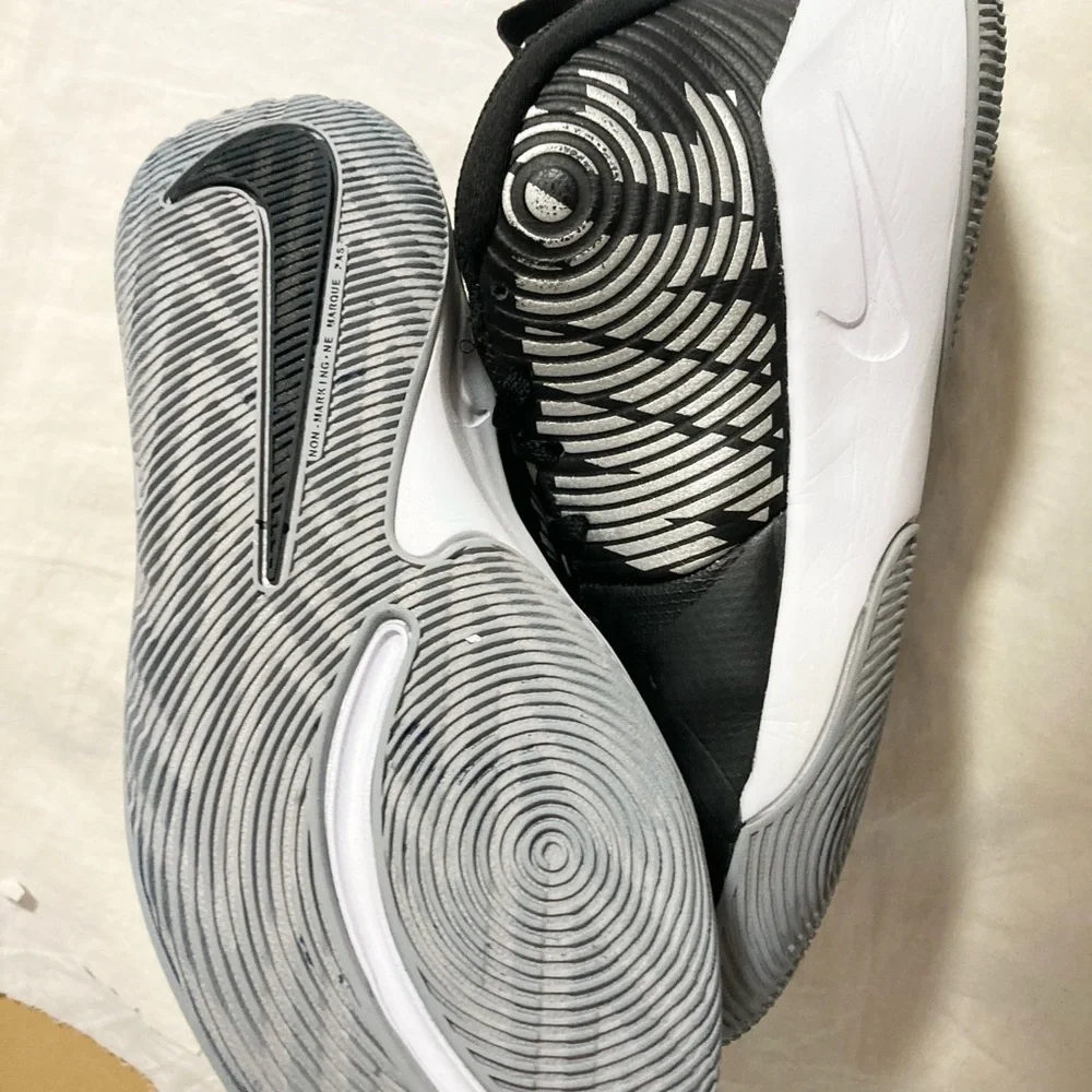 Nike Youth Team hustle Black Athletic Sneakers Size 6Y